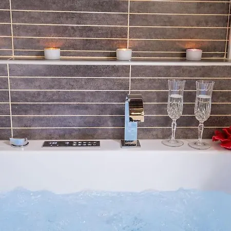 Girolamo's Jacuzzi Place Lägenhet