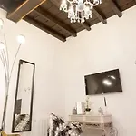Girolamo's Jacuzzi Place Apartment *