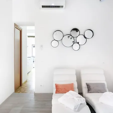 Girolamo's Jacuzzi Place Lägenhet *